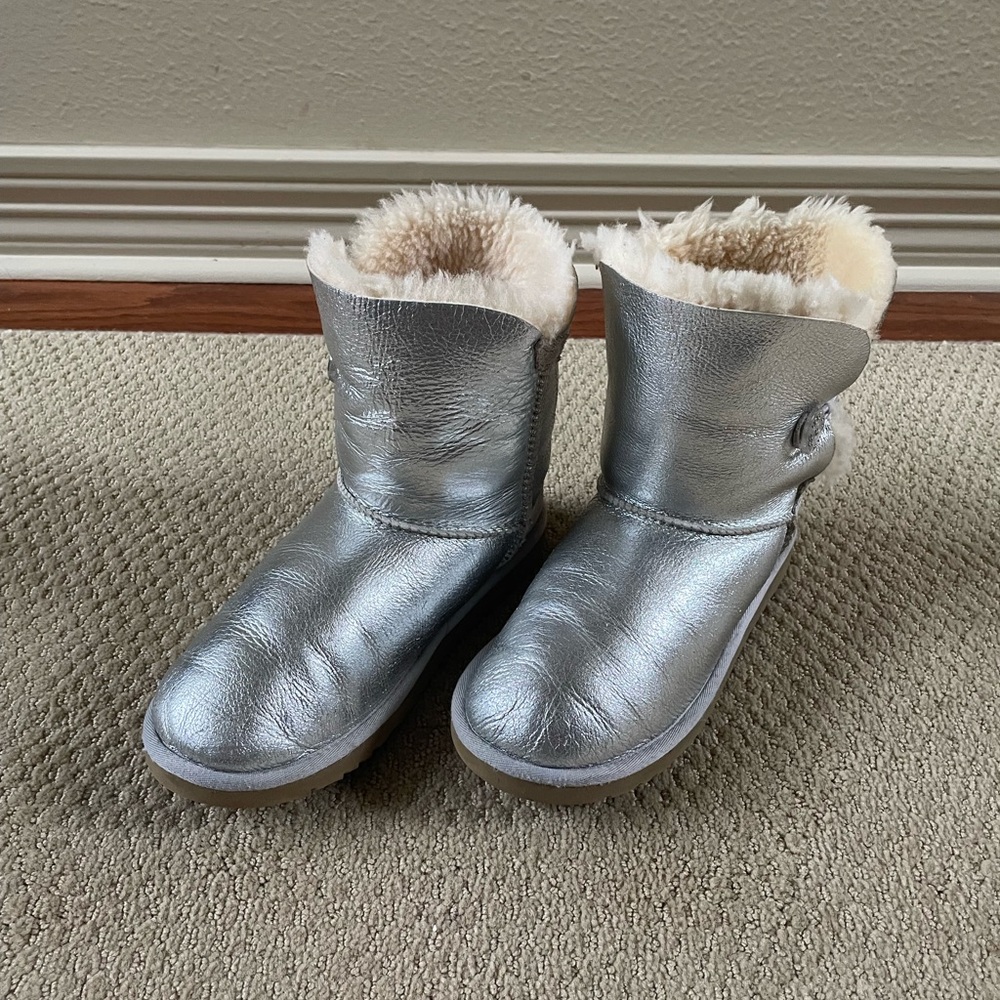 UGG Kids Metallic Silver Boots with Cream Fur - Picture 2 of 9
